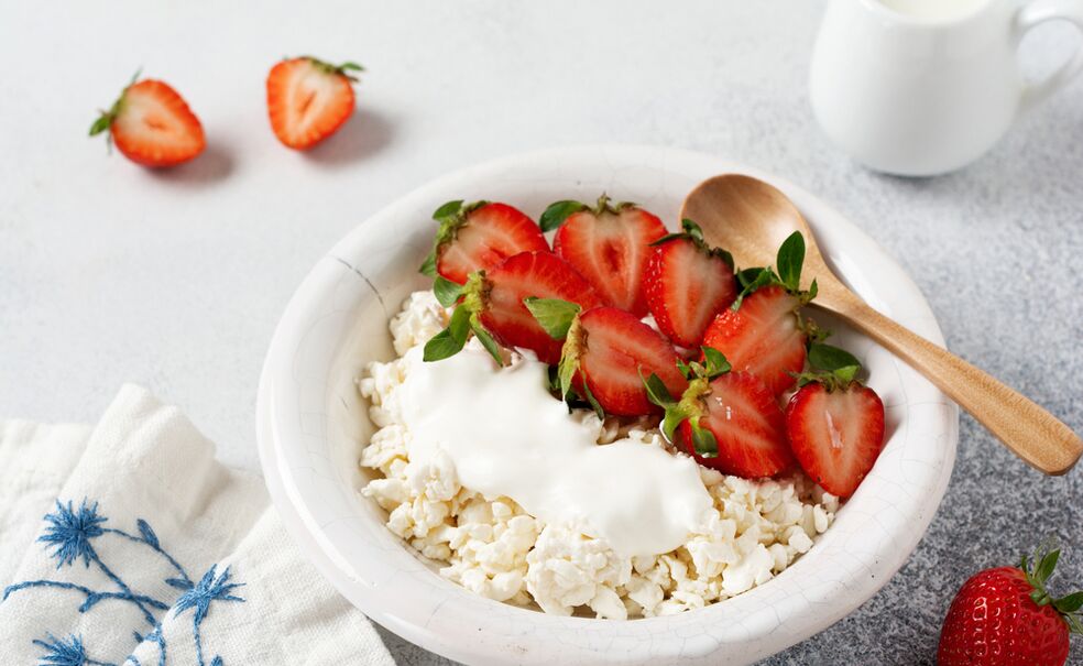 Ricotta with strawberries a healthy breakfast for those who want to lose weight